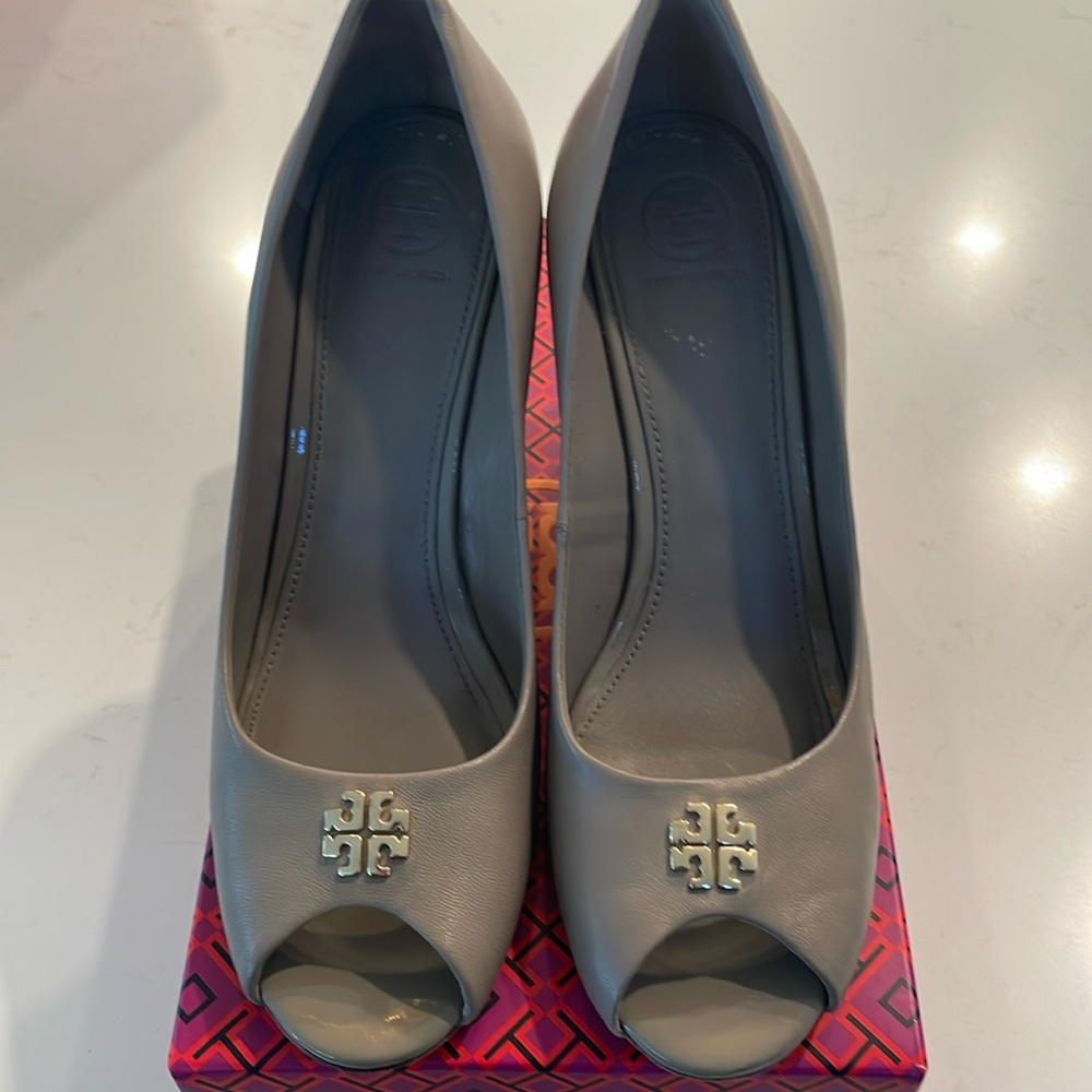 Tory Burch Jolie Peep Toe Wedges in Gray